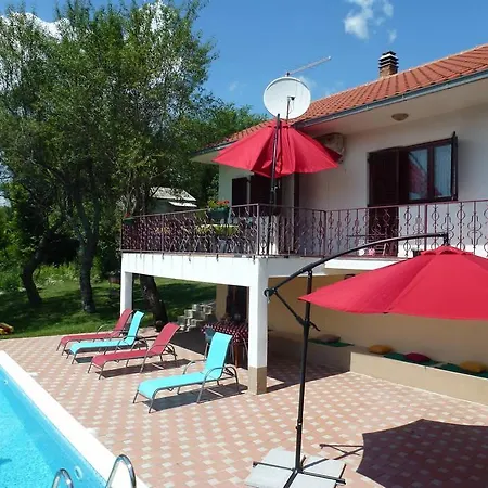 House With Pool Near Split Tatil Evi